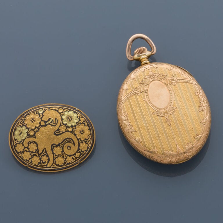 MONTRE de POCHE ovale en or jaune (585‰) 14 carats, guilloché et ciselé à motif…