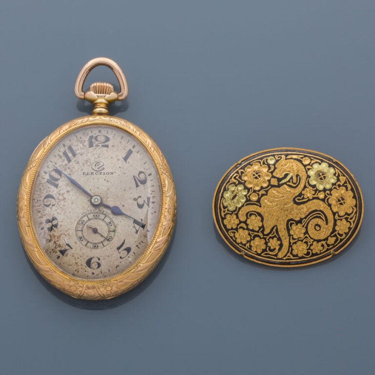 MONTRE de POCHE ovale en or jaune (585‰) 14 carats, guilloché et ciselé à motif…