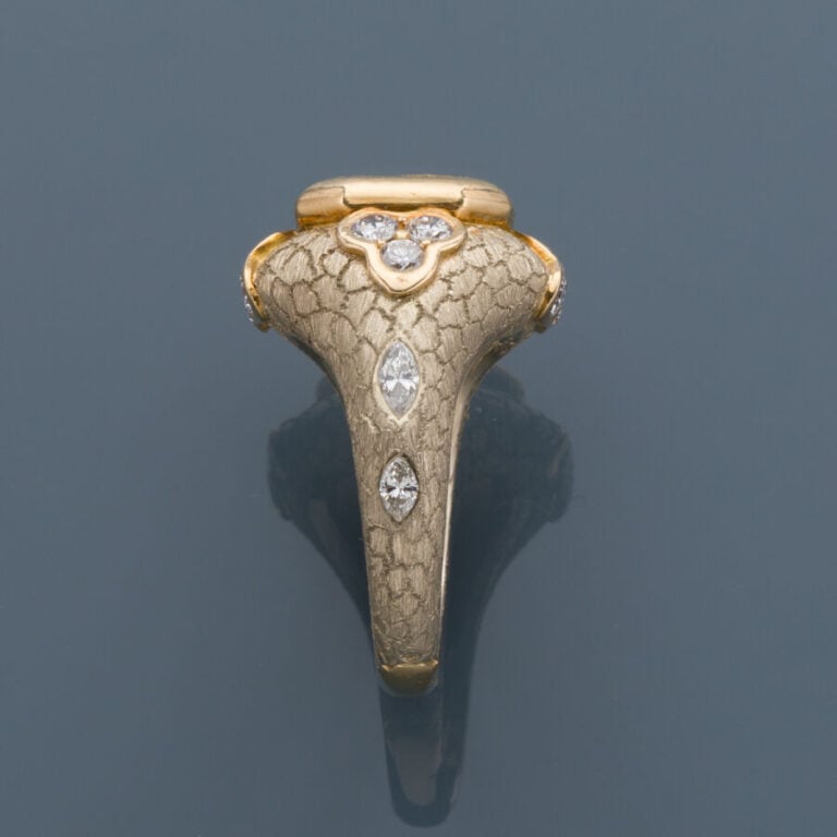 MONTURE de BAGUE « peau de serpent » en or jaune (750‰) ciselé satiné serti de…