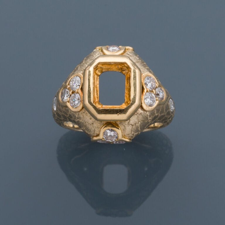 MONTURE de BAGUE « peau de serpent » en or jaune (750‰) ciselé satiné serti de…