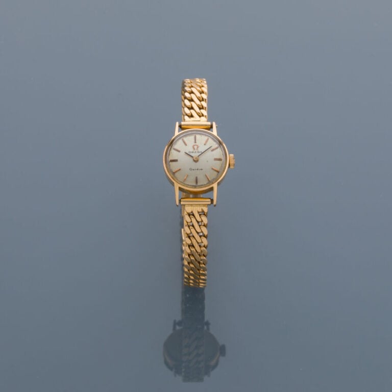 OMEGA - BRACELET MONTRE ronde de dame en or jaune (750‰). Cadran satiné, index…