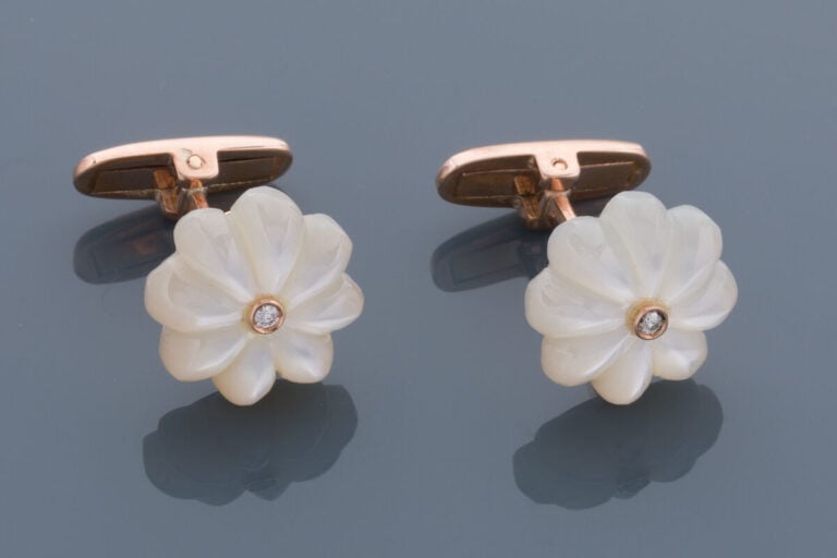 Paire de BOUTONS de MANCHETTES « fleurs » en or rose (375‰) 9 carats, orné de n…