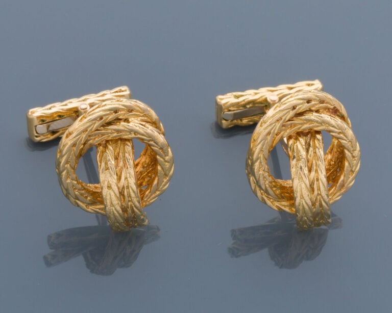 Paire de BOUTONS de MANCHETTES « noeud » en or jaune (750‰) ajouré et ciselé à…