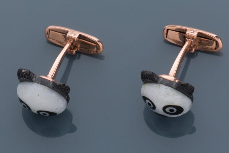 Paire de BOUTONS de MANCHETTES « Pandas » en or rose (375‰) 9 carats, orné marq…