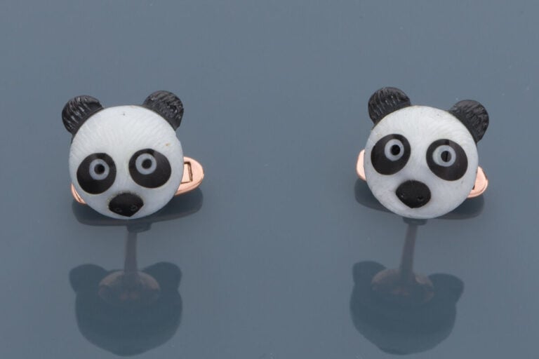 Paire de BOUTONS de MANCHETTES « Pandas » en or rose (375‰) 9 carats, orné marq…