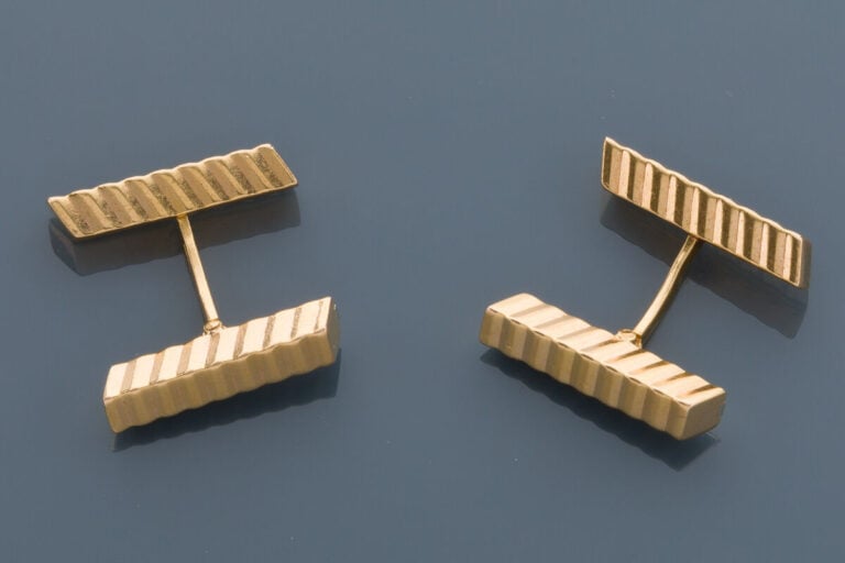 Paire de BOUTONS de MANCHETTES striés en or jaune (750‰) guilloché. Travail fra…