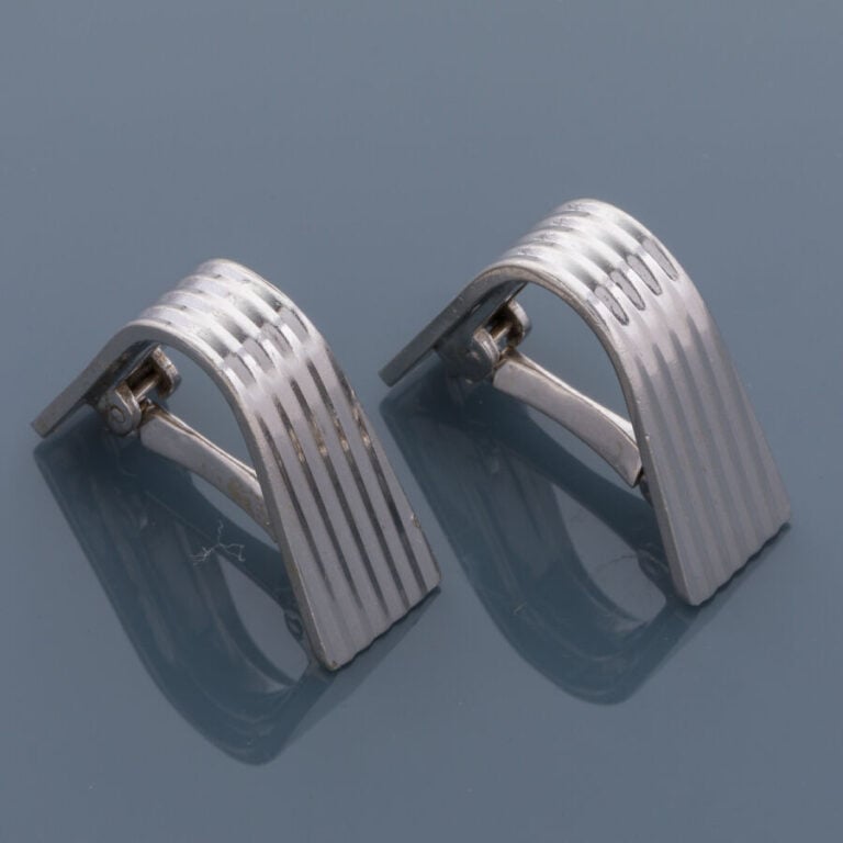 Paire de BOUTONS de MANCHETTTES « ponts » en or gris (750‰) godronné. - Travail…