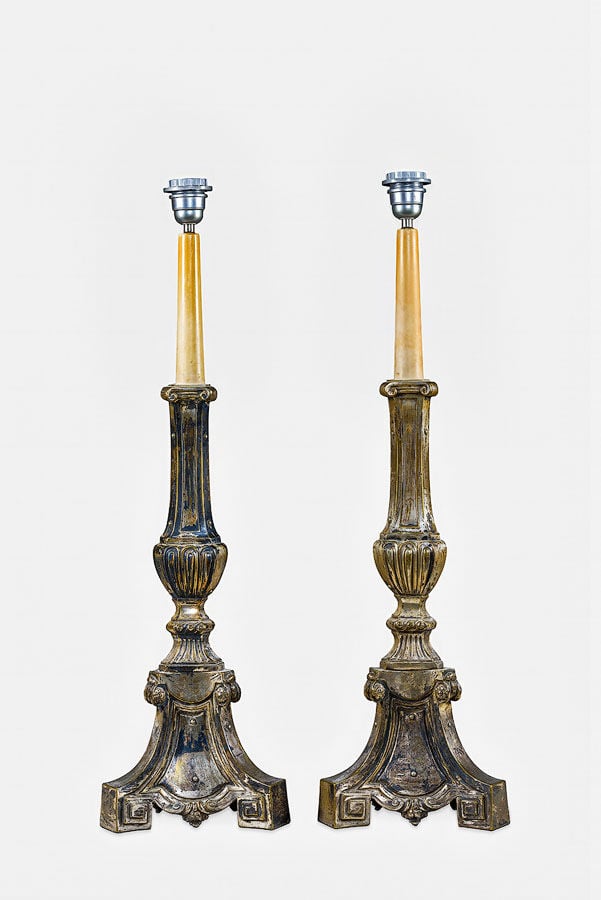 Paire de flambeaux tripodes en métal argenté de style Louis XVI simulant une co…