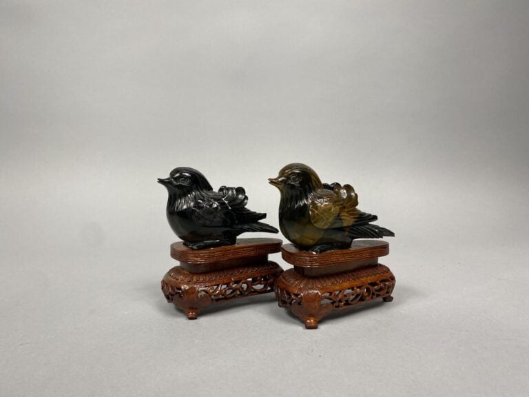 Paire de petits canards en oeil du tigre sculptée accompagnés de leur socle en…