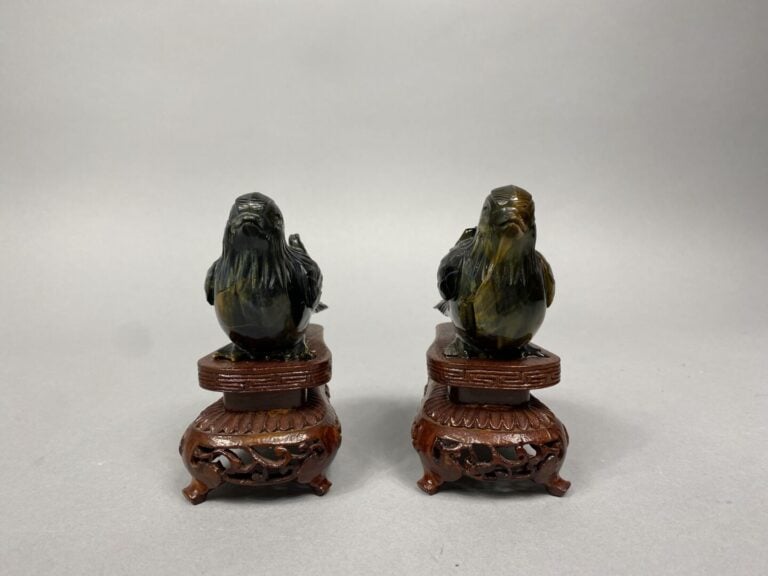 Paire de petits canards en oeil du tigre sculptée accompagnés de leur socle en…