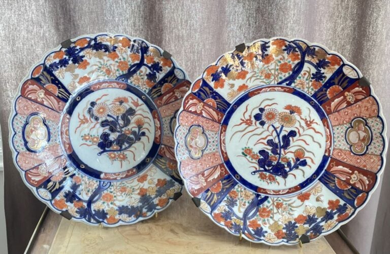 Paire de PLATS à décor Imari - Diamètre : 35 cm