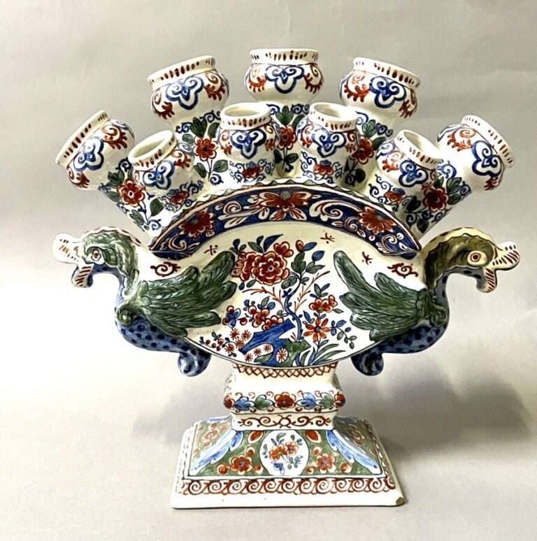 Paire de tulipières en faïence de Delft à décor d'émaux polychromes de motifs f…