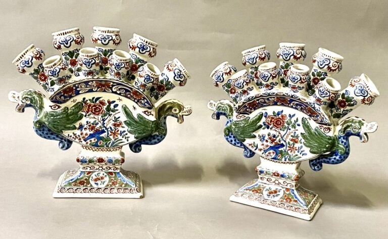 Paire de tulipières en faïence de Delft à décor d'émaux polychromes de motifs f…
