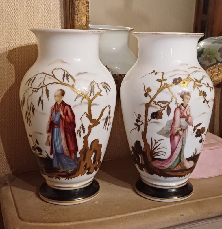 Paire de vases balustres en verre opalin à décor de chinois. Hauteur : 30 cm