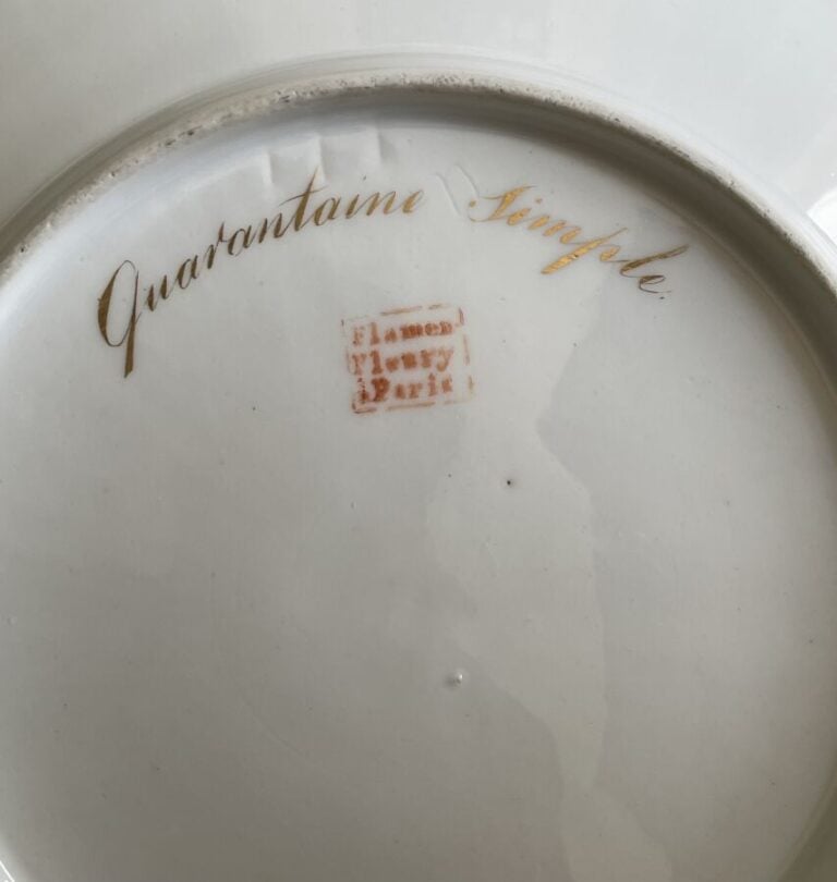 PARIS. Série de 6 assiettes en porcelaine à décor peint de fleurs.