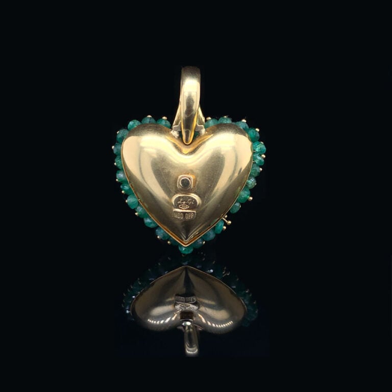 PENDENTIF « coeur » en or jaune (750‰) orné de perles d'émeraudes facettées. -…