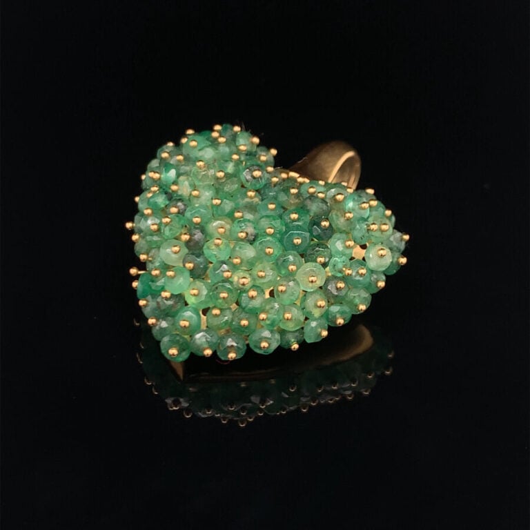 PENDENTIF « coeur » en or jaune (750‰) orné de perles d'émeraudes facettées. -…