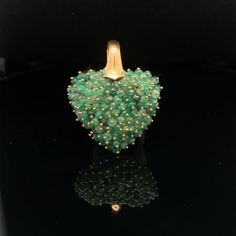 PENDENTIF « coeur » en or jaune (750‰) orné de perles d'émeraudes facettées. -…