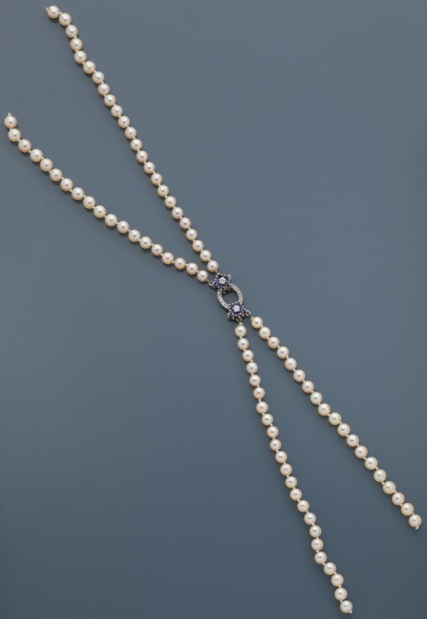 PENDENTIF composé d'un fermoir ovale ouvrant en platine (850‰) et or gris (750‰…