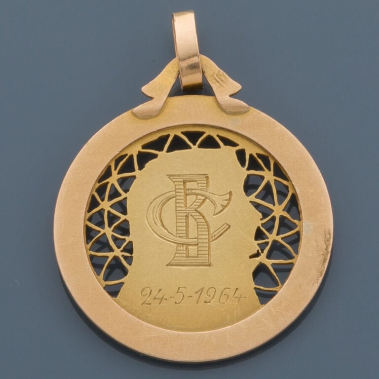 PENDENTIF religieux circulaire en or jaune (750‰) ajouré, ciselé et monogrammé…