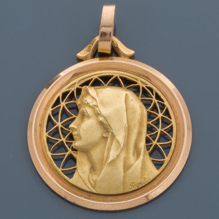 PENDENTIF religieux circulaire en or jaune (750‰) ajouré, ciselé et monogrammé…