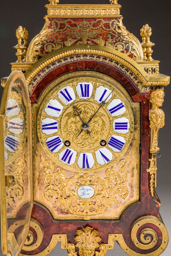 PENDULE Religieuse en marqueterie Boulle à décor de rinceaux et corbeille fleur…
