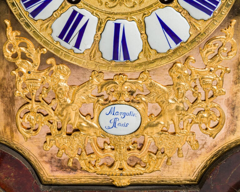 PENDULE Religieuse en marqueterie Boulle à décor de rinceaux et corbeille fleur…