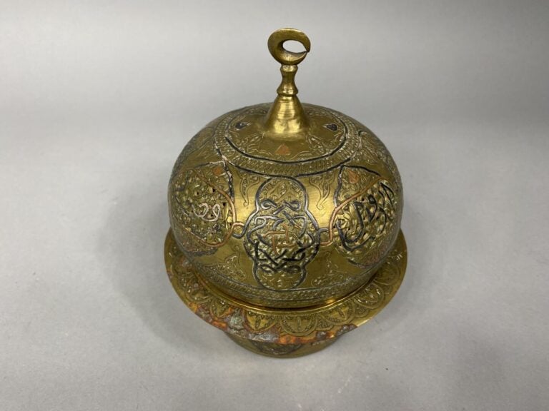 Perse / Iran - Brûle-parfum en alliage à décor de calligraphies et motifs géomé…