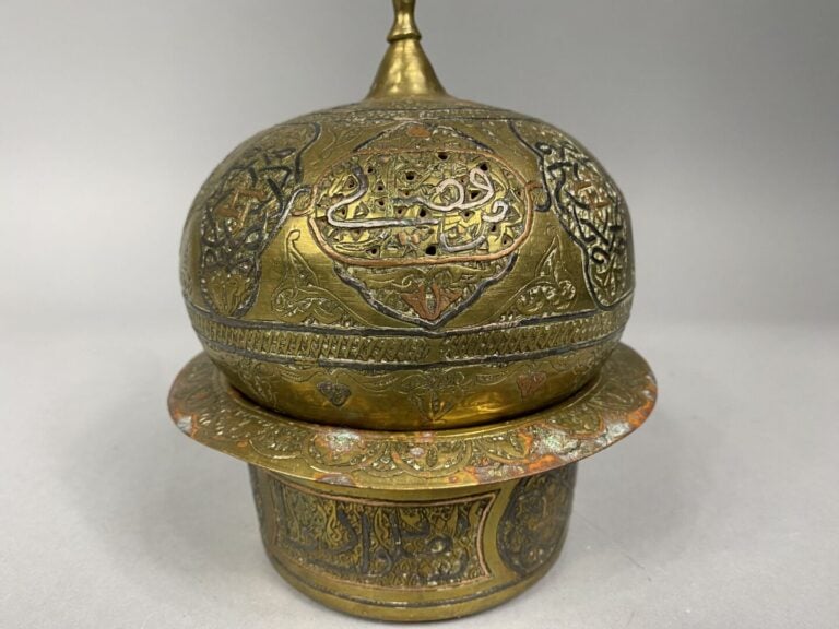 Perse / Iran - Brûle-parfum en alliage à décor de calligraphies et motifs géomé…