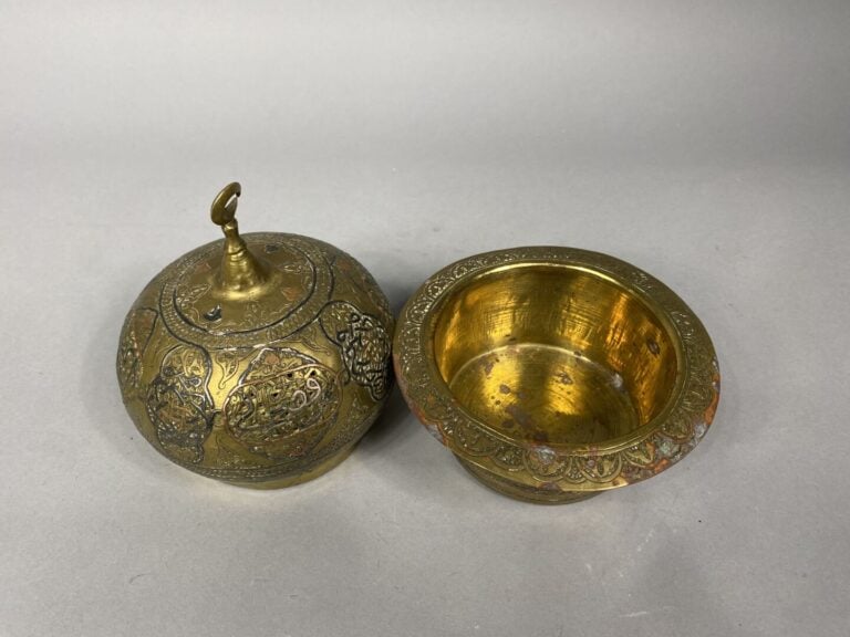 Perse / Iran - Brûle-parfum en alliage à décor de calligraphies et motifs géomé…