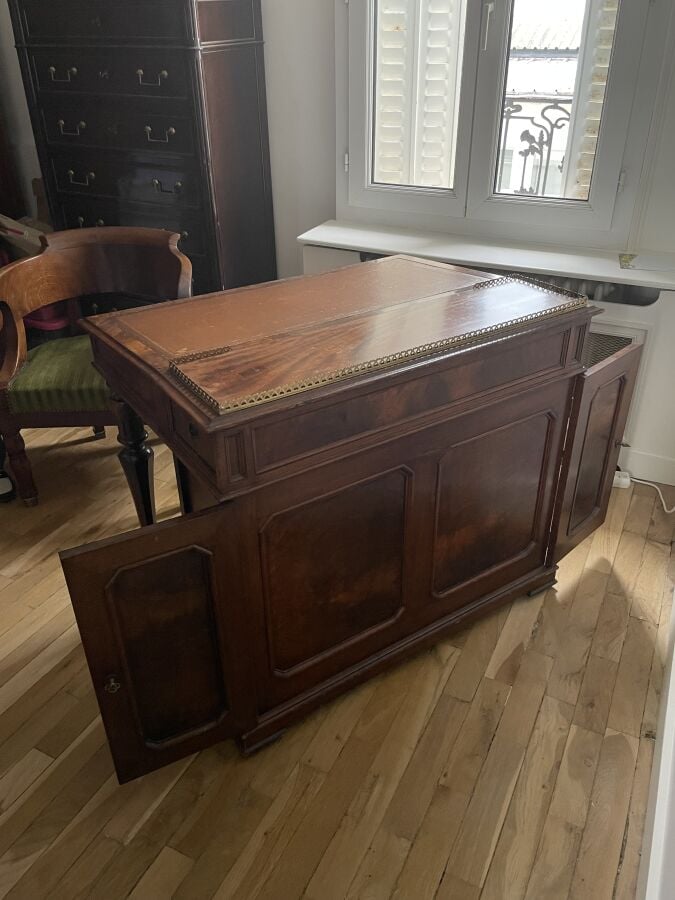 Petit BUREAU en bois de placage à colonnes détachées moulurées, ouvrant par un…
