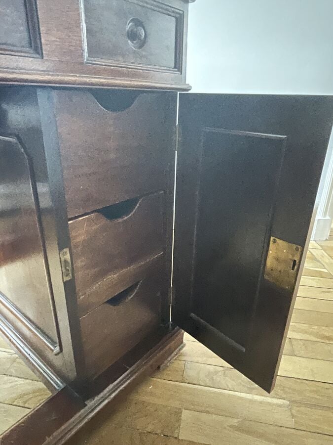 Petit BUREAU en bois de placage à colonnes détachées moulurées, ouvrant par un…