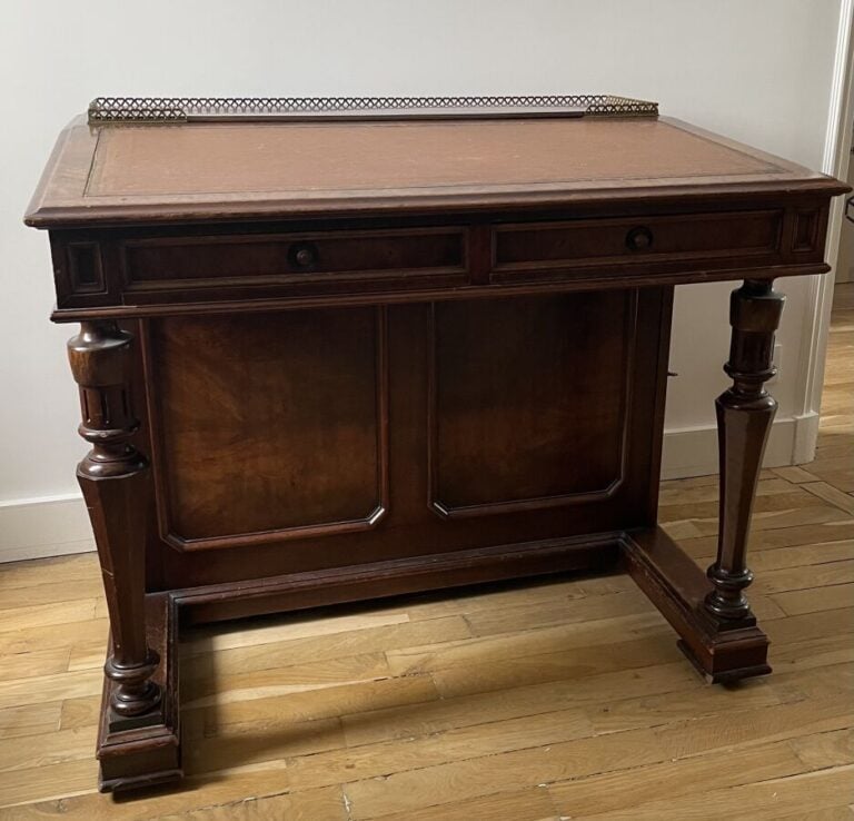 Petit BUREAU en bois de placage à colonnes détachées moulurées, ouvrant par un…