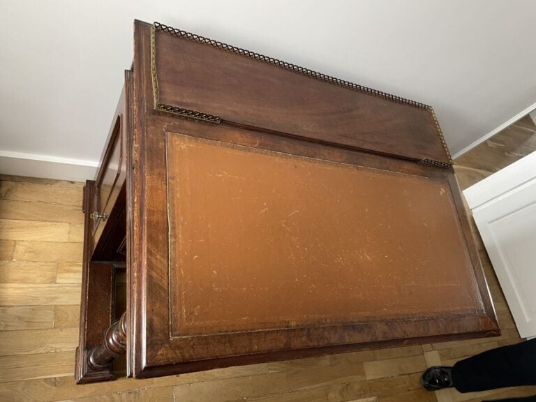 Petit BUREAU en bois de placage à colonnes détachées moulurées, ouvrant par un…