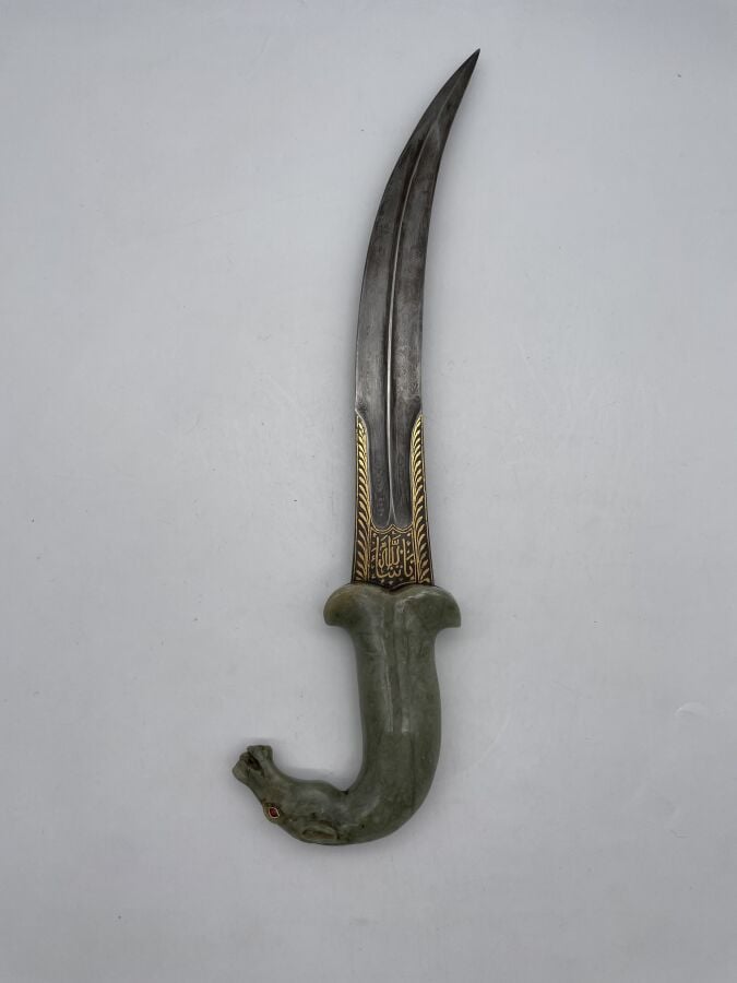 Poignard dit "Khandja" à poignée en jadéite sculptée stylisant un tête de cheva…
