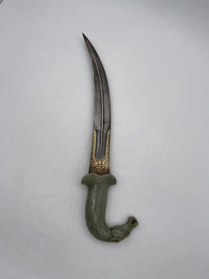 Poignard dit "Khandja" à poignée en jadéite sculptée stylisant un tête de cheva…