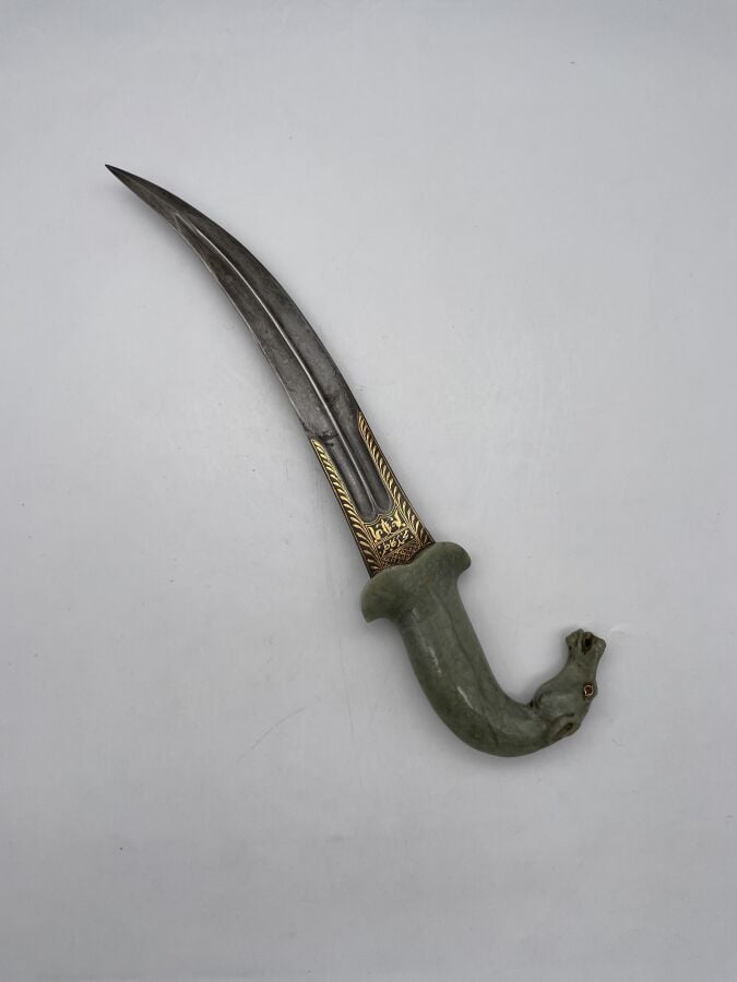 Poignard dit "Khandja" à poignée en jadéite sculptée stylisant un tête de cheva…