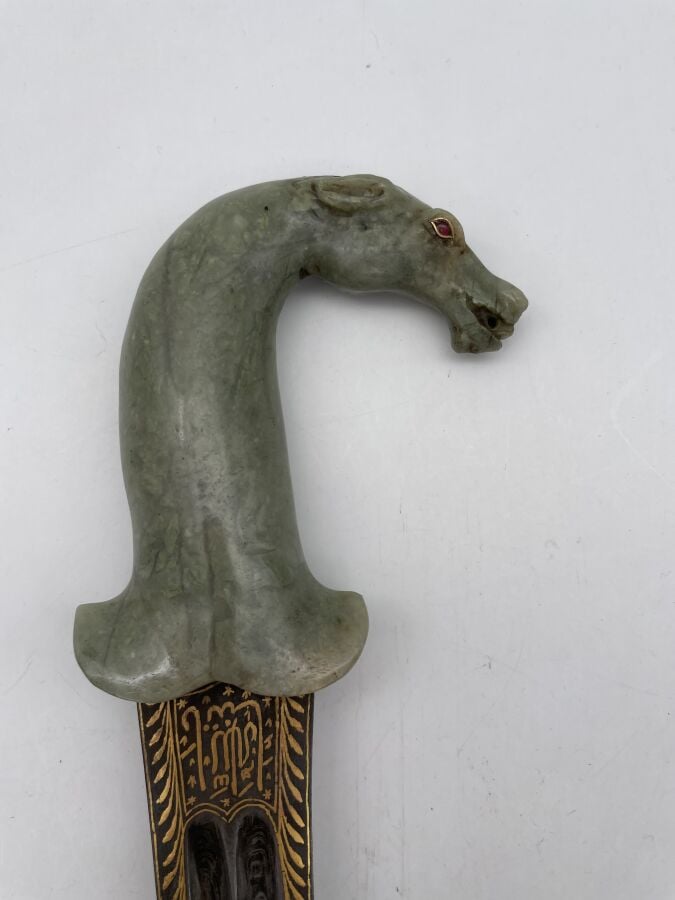 Poignard dit "Khandja" à poignée en jadéite sculptée stylisant un tête de cheva…