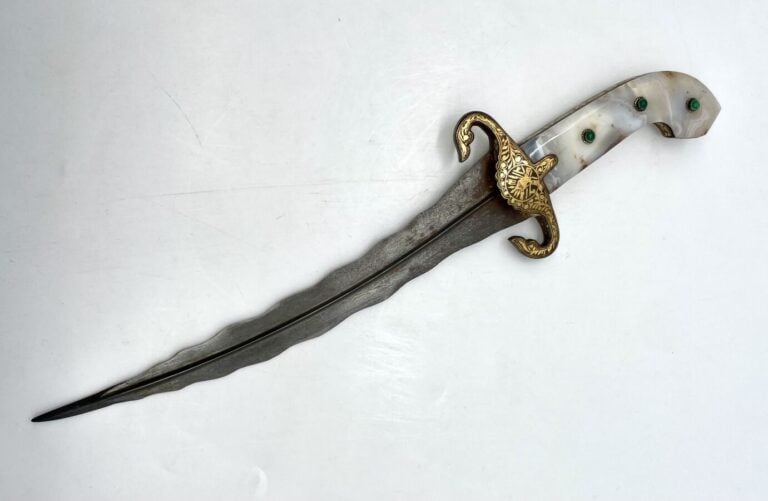 Poignard probablement ottoman. La garde à décor à l'or d'une tugra au centre de…