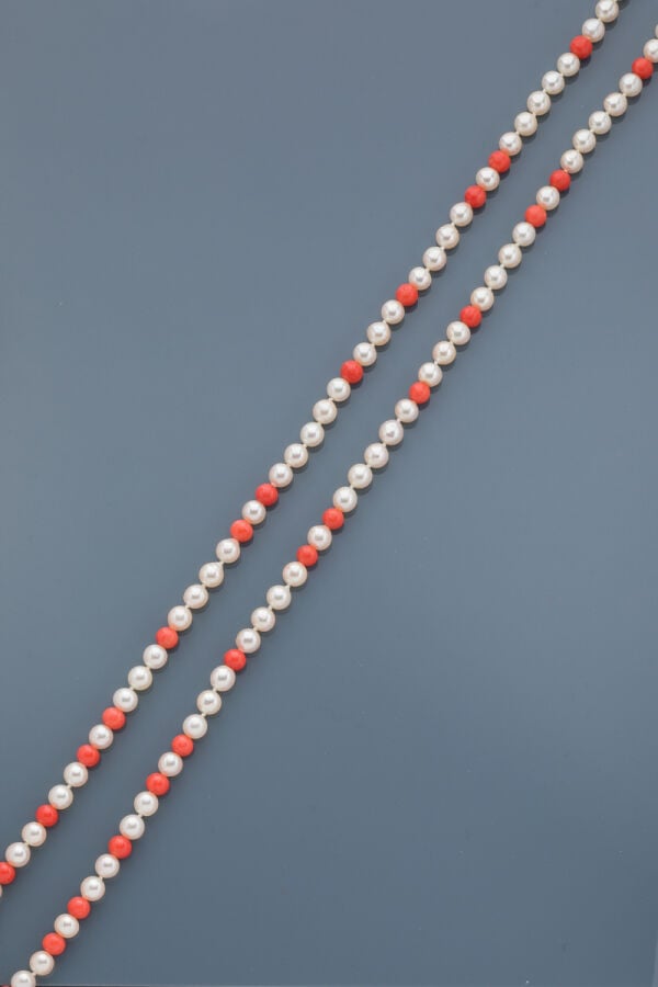 SAUTOIR composé d'un rang de perles de culture blanches et perles de corail alt…