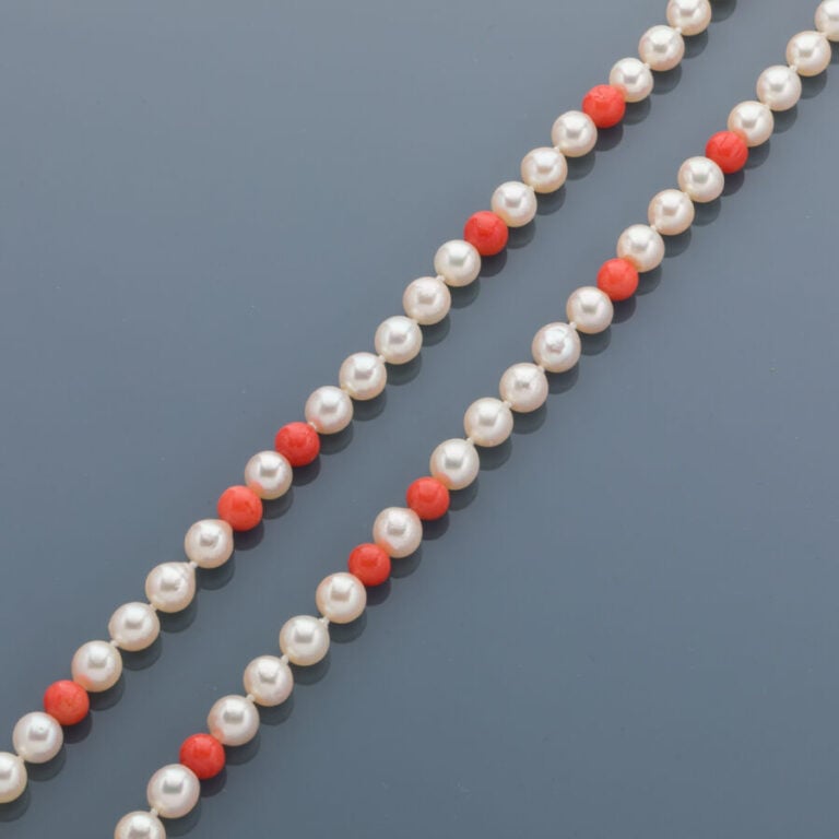 SAUTOIR composé d'un rang de perles de culture blanches et perles de corail alt…