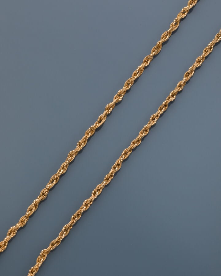 SAUTOIR « entrelacé » en or jaune (750‰) ciselé à double maille torsadée dont l…