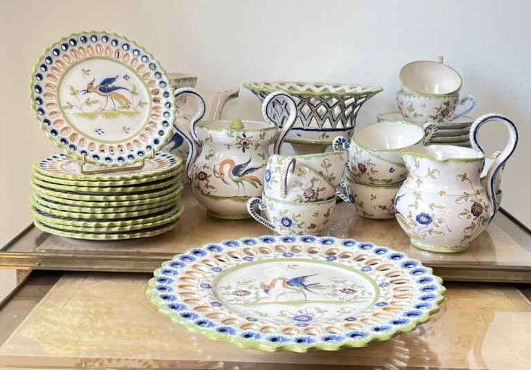 SERVICE A CAFE en faïence à décor polychrome d'oiseaux comprenant : 11 tasses e…