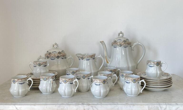 SERVICE A CAFE en porcelaine blanche à décor de bleuets comprenant : 12 tasses…