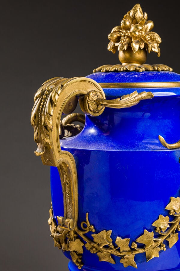 SEVRES. Paire de vases balustres Clodion couverts en porcelaine émaillée bleue…