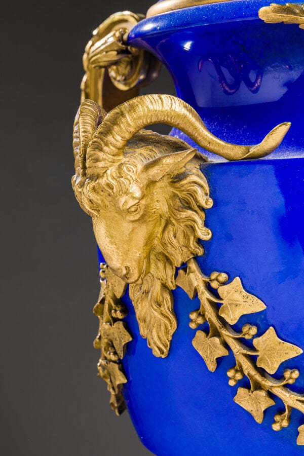 SEVRES. Paire de vases balustres Clodion couverts en porcelaine émaillée bleue…