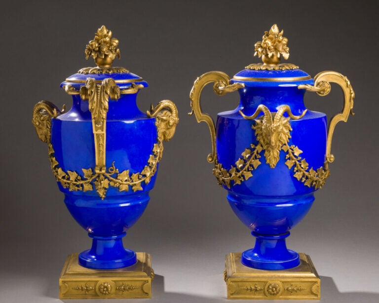 SEVRES. Paire de vases balustres Clodion couverts en porcelaine émaillée bleue…