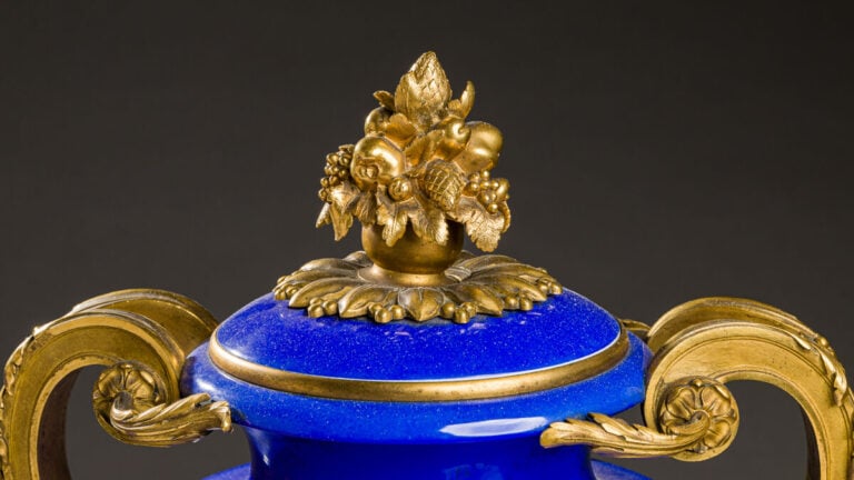 SEVRES. Paire de vases balustres Clodion couverts en porcelaine émaillée bleue…