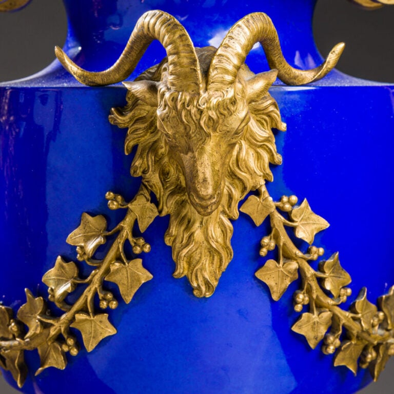 SEVRES. Paire de vases balustres Clodion couverts en porcelaine émaillée bleue…