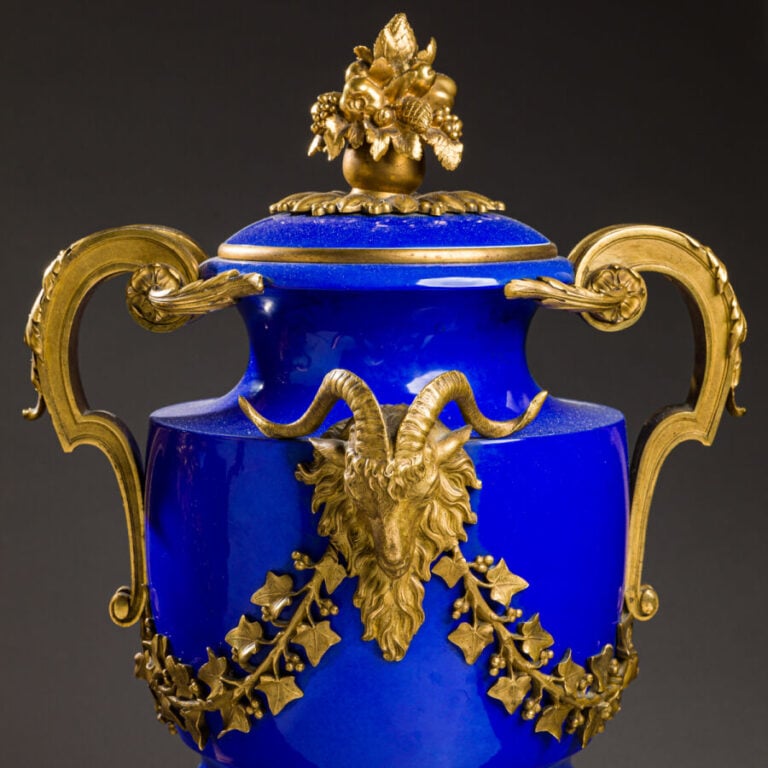SEVRES. Paire de vases balustres Clodion couverts en porcelaine émaillée bleue…